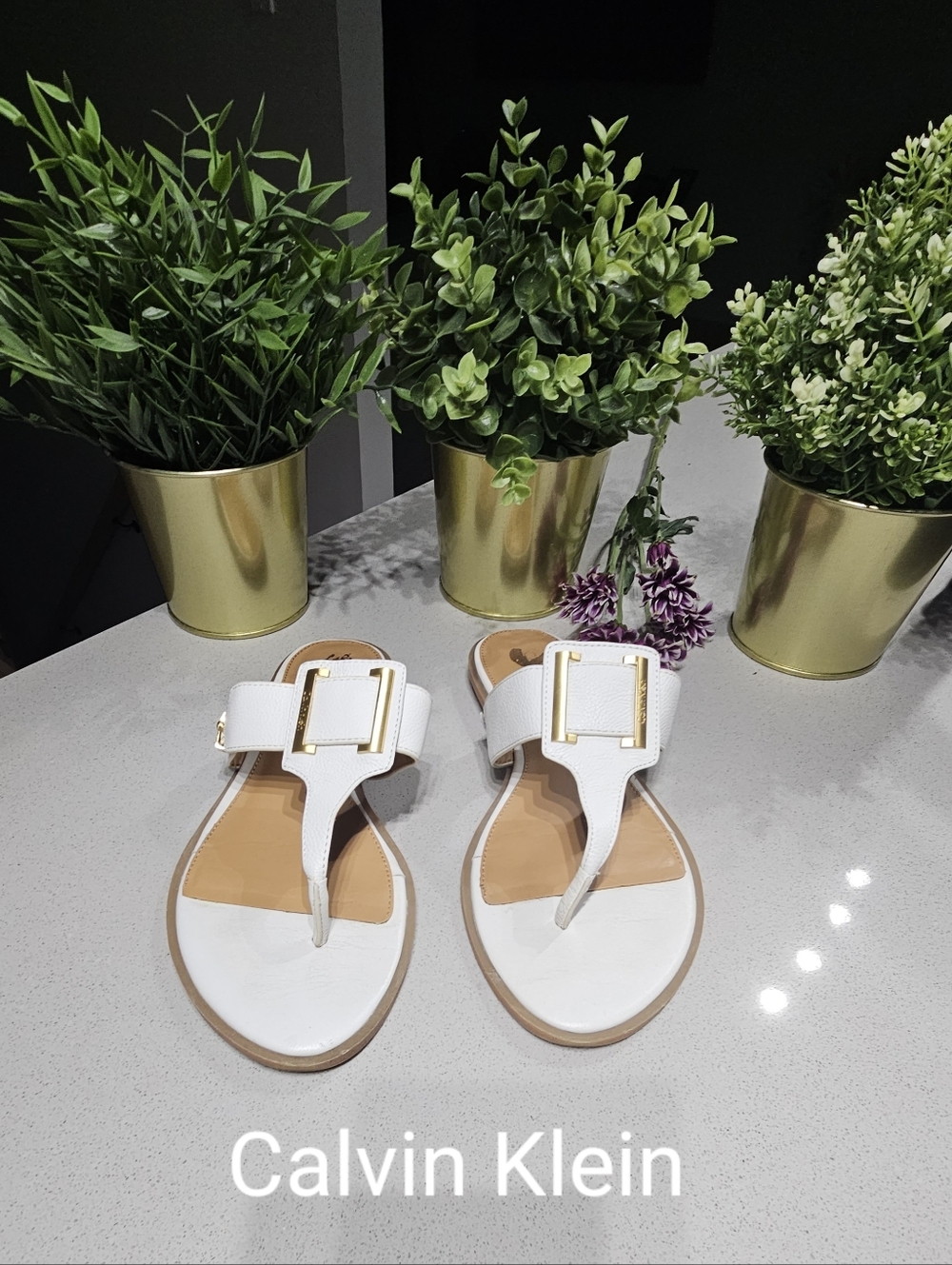 CALVIN KLEIN Jolies Sandales Plates En Cuir Blanc Avec Boucle À Logo Or